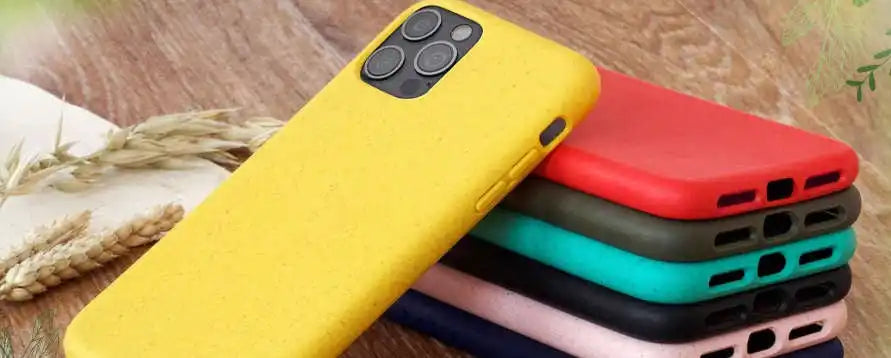 Des étuis de téléphone en silicone colorés empilés ensemble avec un étui jaune affiché de manière proéminente.